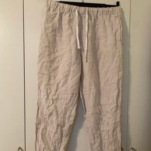 H&M Linnebyxor  - Köpta förra sommaren på H&Ms herravdelning. Strl M. I ett bra skick utöver slitage vid innerlår.  Köpare står för frakt.