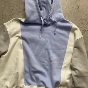 Nike hoodie som är lite vintage, Pastel färger och knappt använd, köpt för 1 månad sen. 
