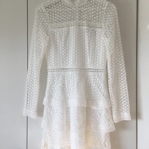 Klänning - Superfin Vit klänning från AX Paris i storlek 8. Bara använd en gång och nytvättad! Inga fläckar. Pris  300kr och köparen står för frakten. 