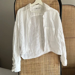 Zara linneskjorta  - Croppad! Skrynklig och behöver strykas pga tvätt men använd fåtal gånger 💌