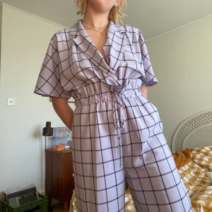 Jumpsuit pastellila  - Lika jumpsuit från Asos. Aldrig använd, lappen finns kvar. Storlek 36. Finns att hämta upp i Uppsala eller skickas mot porto.