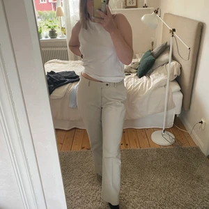 Lågmidjade kostymbyxor beiga  - Beiga lågmidjade kostymbyxor med pressveck. Från början en herrbyxa men passar mig som har medium och är 1.67  Skitsnygga nu till sommaren!🍊🌞