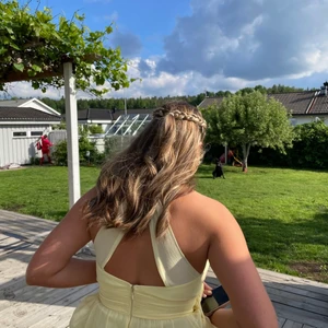 Balklänning - Säljer nu min älskade balklänning! Den perfekta modellen och färgen😍😍😍superfin urringad i ryggen! fint skick då den bara är använd en gång men det är lite smuts längst ned då den var lite för lång för mig så jag gick lite på den. Jag är 165