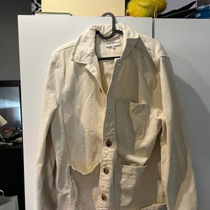 Studio total overshirt strl M - Mycket fin overshirt i beige, strl M, sparsamt använd, fint skick, perfekt för fina sommarkvällar