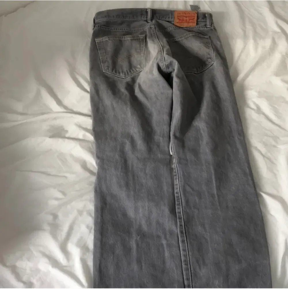 Levis jeans modell 501, stl 33/32 är i väldigt bra skick för att vara vintage. Säljer pga för korta för mig (186). Sjukt snygg och ovanlig färg!!!. Jeans & Byxor.