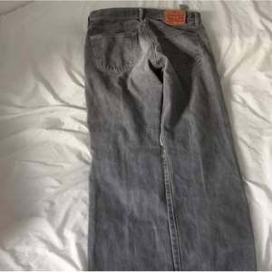 Levis jeans modell 501, stl 33/32 är i väldigt bra skick för att vara vintage. Säljer pga för korta för mig (186). Sjukt snygg och ovanlig färg!!!