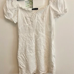 Vit klänning - Fick en vit klänning som inte passade mig, så därför säljer jag. Den är från shein köpt för ett tag sedan men vet inte exakt när ❤️ köparen står för frakt