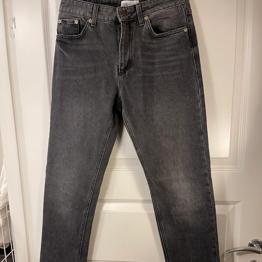 Grå jeans med slits på insidan 🖤. Jeans & Byxor.