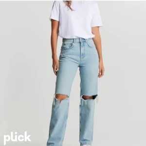 Jeans från Gina💗 - Hej säljer dessa slutsålda populära jeansen från Gina tricot. De är i storlek 34. Aldrig använt de. Kontakta mig vid intresse💗