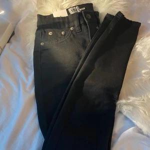 Svarta skinny jeans i str XXS - Ett par skinny jeans som är köpa i lager 157. Ordinariepris: 200kr i butik, säljer dessa för 50kr plus frakt. I önskemål av fler bilder kan ni skriva i dm så fixar jag det! 