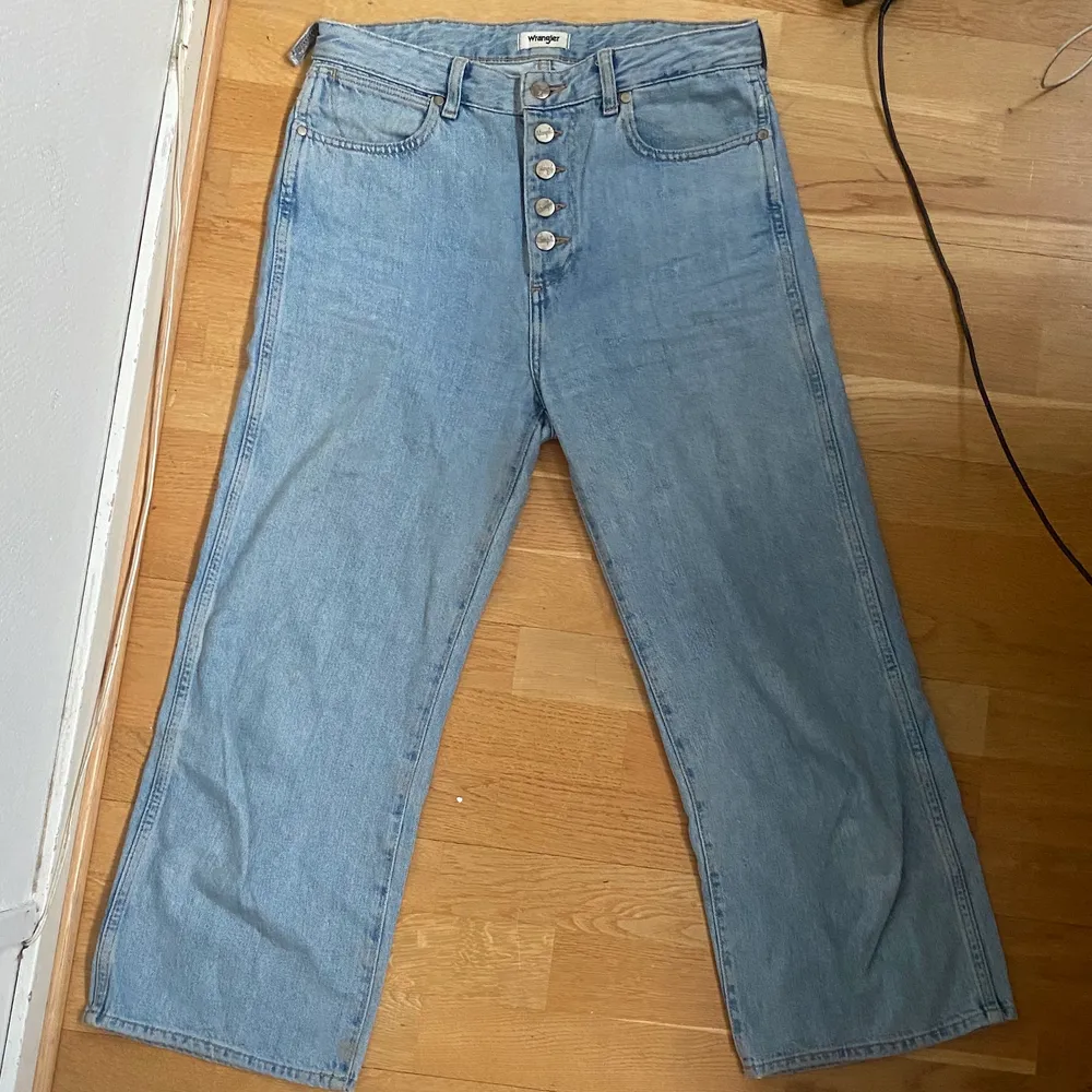 Ljusblå retro crop boyfriend jeans från wrangler. Fint skick. Liten skada på en hälla. . Jeans & Byxor.