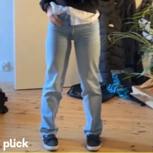 Zara Jeans - Jeans från Zara. Slutsålda på hemsidan. Midwaist. Bra skick, endast att lappen där bak har gått av. Strl 34. Jag är 162cm.