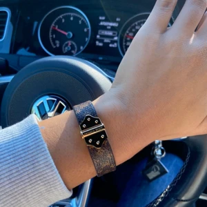 Louis vuitton - Säljer mitt Louis vuitton armband som jag fick i present i höstas. Armbandet är använt 2 gånger och kvitto och box finns kvar:) kontakta mig för fler bilder 