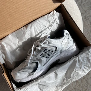 NEW BALANCE 530 - Säljer ett par helt nya New Balance MR530, endast ena skon är testad, men annars helt nya i originalkartongen. Storlek EU40, obs de är något små i storlek så passar även en 39,5 🥰