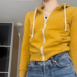 Gul zip-up hoodie - Gul zip-up hoodie från hm.Kolla även in min profil då paketpris finns och pris går alltid att diskutera💕💕 