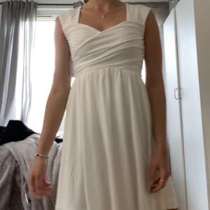 Perfekt klänning att ha i sommar eller till studenten! Superskönt material💖☀️ klänningen är oanvänd så prislappen sitter kvar