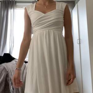 Perfekt klänning att ha i sommar eller till studenten! Superskönt material💖☀️ klänningen är oanvänd så prislappen sitter kvar