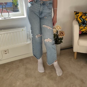 Zara jeans - Ett para knappt använda jeans från zara som har legat i garderoben nästan helt orörda och  Bra kvalitet 💕💕 längd 152 men jag är 162 och fick på mej dom 💞 