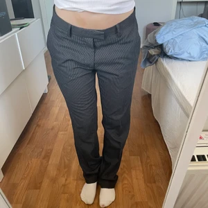 Kostymbyxor  - Säljer mina snygga randiga kostymbyxor. Köpta från secondhand. Står att det är storlek 46, men skulle säga mer 36/38⚡️