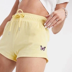 Shorts - Gula shorts i velour från Bershka 🦋 Stl S men passar även XS 