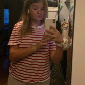 Röd vit randig tröja  - en röd vit randig tröja ifrån zara! storlek s!! säljer för 100kr+frakt!!!❤️‍🔥❤️‍🔥