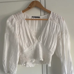 Topp från Zara - Superfin topp🥺 från Zara inköpt förra sommaren i storlek XS, passar även S❤️ Säljer pågrund av att jag tyvärr inte använder den, knappt använd så som ny! Inga defekter! 