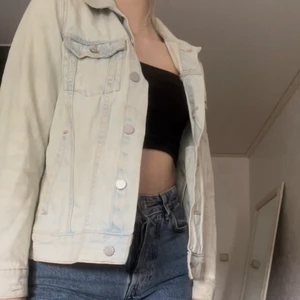Jeans jacka  - Säljer för 90 kr ink halva frakten då jag betalar resten! Kolla även in min profil då paketpris finns och pris går alltid att diskutera!💕