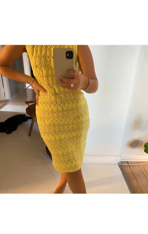 Virkad klänning - Gul virkad klänning. Dragkedja på baksidan