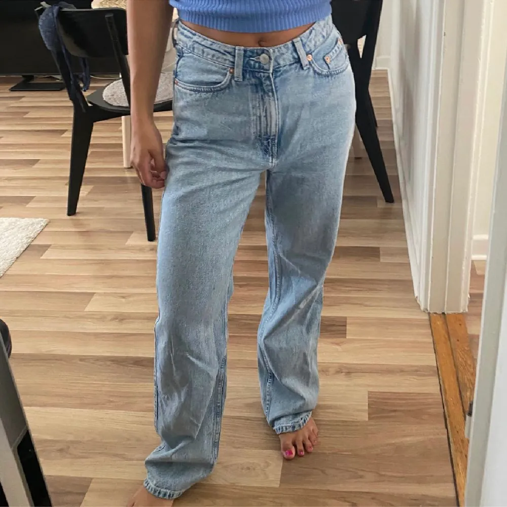 Weekday jeans i modellen Rowe strl w26l30, jag är 160 cm. Helt nyskick, använda endast två gånger!💙nypris 500kr.. Jeans & Byxor.