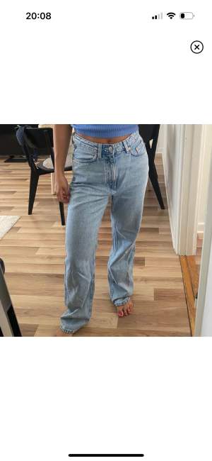 Weekday jeans i modellen Rowe strl w26l30, jag är 160 cm. Helt nyskick, använda endast två gånger!💙nypris 500kr.