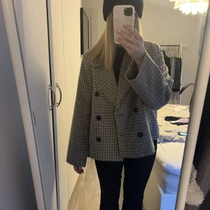 Kort kappa från Object  - Hejsan! Säljer min superfina kappa från Object. Oanvänd och säljer pga att den aldrig kommer till användning. Stolek 36 men sitter oversized. Köparen står för frakten. 💕💕