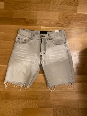 Shorts - Gråa shorts köpta second hand. Passar inte mig längre. Storlek 28/32