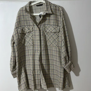 Rutig jacka/kappa  - Kappa/ kofta i storlek 42. Helt ny med prislapp. Oversized modell.