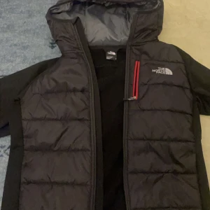 Northface Limited edition! - Säljer en northface vindjacka perfekt för våren/hösten den är helt oanvänd och i fint skick köpt för 2500 men säljs billigt pris kan gå ner lite!