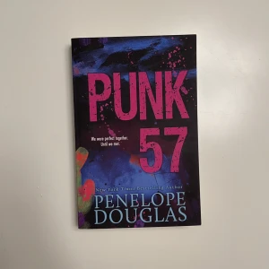 Punk 57 - GRATIS FRAKT💕 har understrukits lite annars är den i bra skick