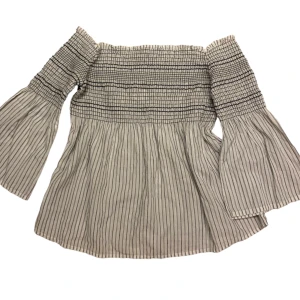 Off shoulder topp - Sitter riktigt fint över axlarna! Aldrig använd med prislappen kvar❤️‍🔥❤️‍🔥