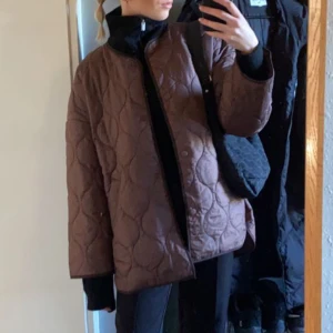Quiltad jacka - Brun jacka från Bikbok, storlek M🥰
