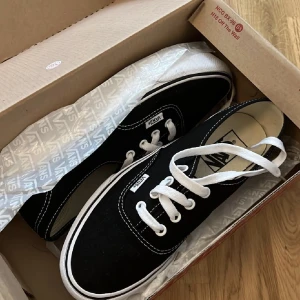 Vans skor stl 38 - Säljer mina vans skor i nyskick, aldrig använda. Säljers pågrund av fel storlek.
