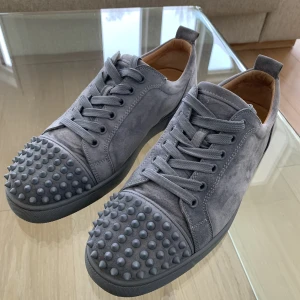 Christian Louboutin  - Christian Louboutin i storlek 41.5 Super bra skick! Knappt använda.  Finns i centrala Stockholm eller postas spårbart och försäkrat om så önskas 