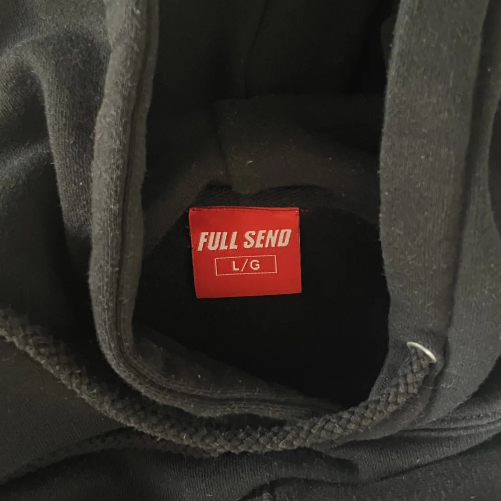 Säljer full send hoodie storlek L. Köparen står för frakt . Hoodies.