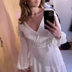 Studentklänning  - Vit klänning perfekt till studenten💕