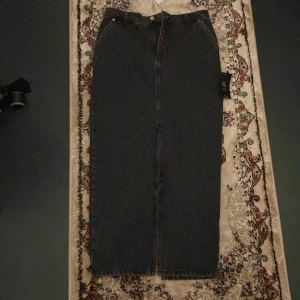 Jeanskjol - Den är öppen både där fram och bak. Den passar även jätte bra till Sommaren