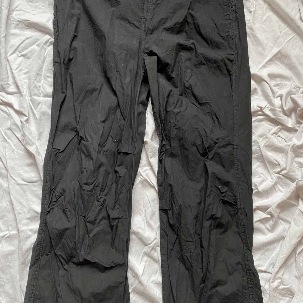 Svarta parachute pants från stradivarius, använt en gång. Jeans & Byxor.