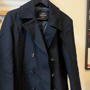 Skepparkavaj - Mörkblå skepparkavaj / peacoat från River Island i stl S, passar även M 