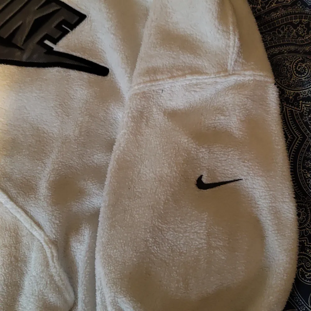 Vit Nike fleece hoodie köpt second hand. Storlek M och sparsamt använd, inga fläckar eller andra brister, skick 10/10. Nike logga på ena axel och detaljer på sidor och insidan av armarna. Säljs pga fel storlek. Skriv om du har några frågor :) . Hoodies.