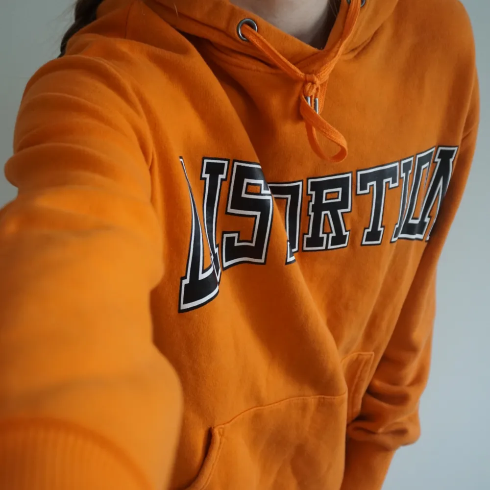 Orange hoodie köpt på Carlings för länge sen. Hoodies.
