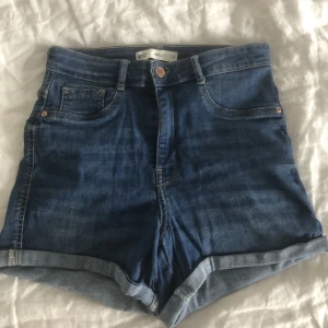 Jeansshorts Gina Tricot  - Säljer dessa jeansshorts från Gina Tricot i modellen Molly då de inte kommer till användning längre💕 Nypris 279kr och säljer för 75, men priset kan diskuteras💖 