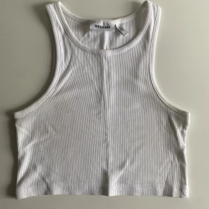 Crop top - Vitt linne från weekday som behöver mer kärlek. 