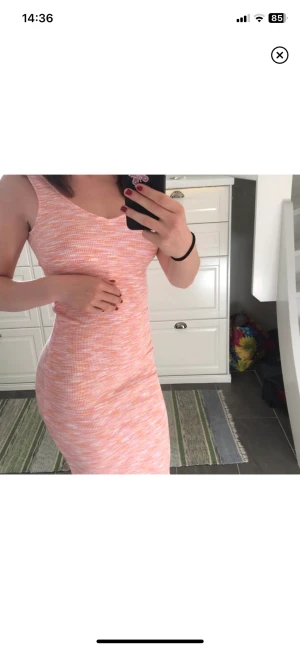 Klänning - Säljer denna underbart fina sommarklänning från GinaTricot. Orginalpris: 329kr. Denna klänning passar perfekt till sommaren🔥🌸🤩 Det är storlek XS men materialet är väldigt stretchiga vilket gör att det passar för S/M. 3 FÖR 2 PÅ ALLT I MIN PROFIL!!