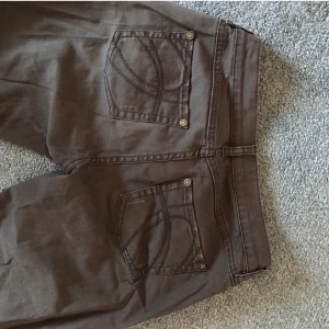 Lågmidjade jeans - Snygga lågmidjade jeans. Dom är insydda i midjan så skulle säga att de passar till de som har storlek S☺️ 3 FÖR 2 PÅ ALLT I MIN PROFIL!!